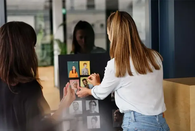 Mitarbeiterinnen bei der Durchführung eines Corporate Design Workshops.