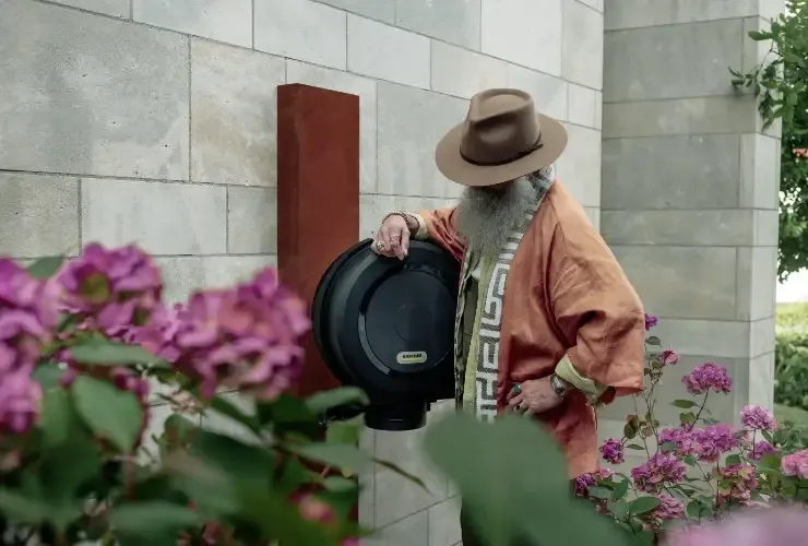 Masterpiece Kampagnenmotiv Claude Monet Look-a-like im Garten mit Produkt