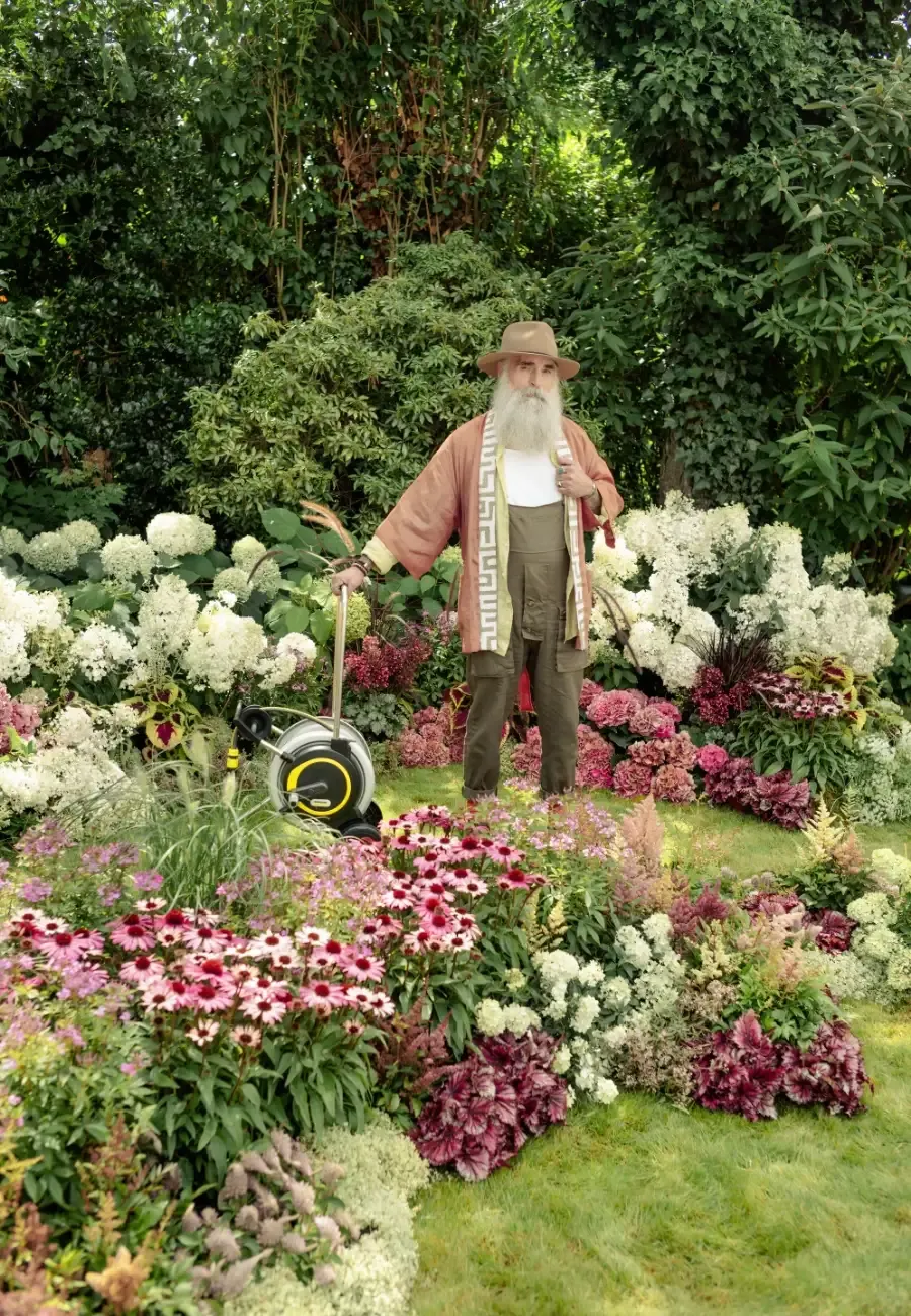 Masterpiece Kampagnenmotiv Claude Monet Look-a-like im Garten