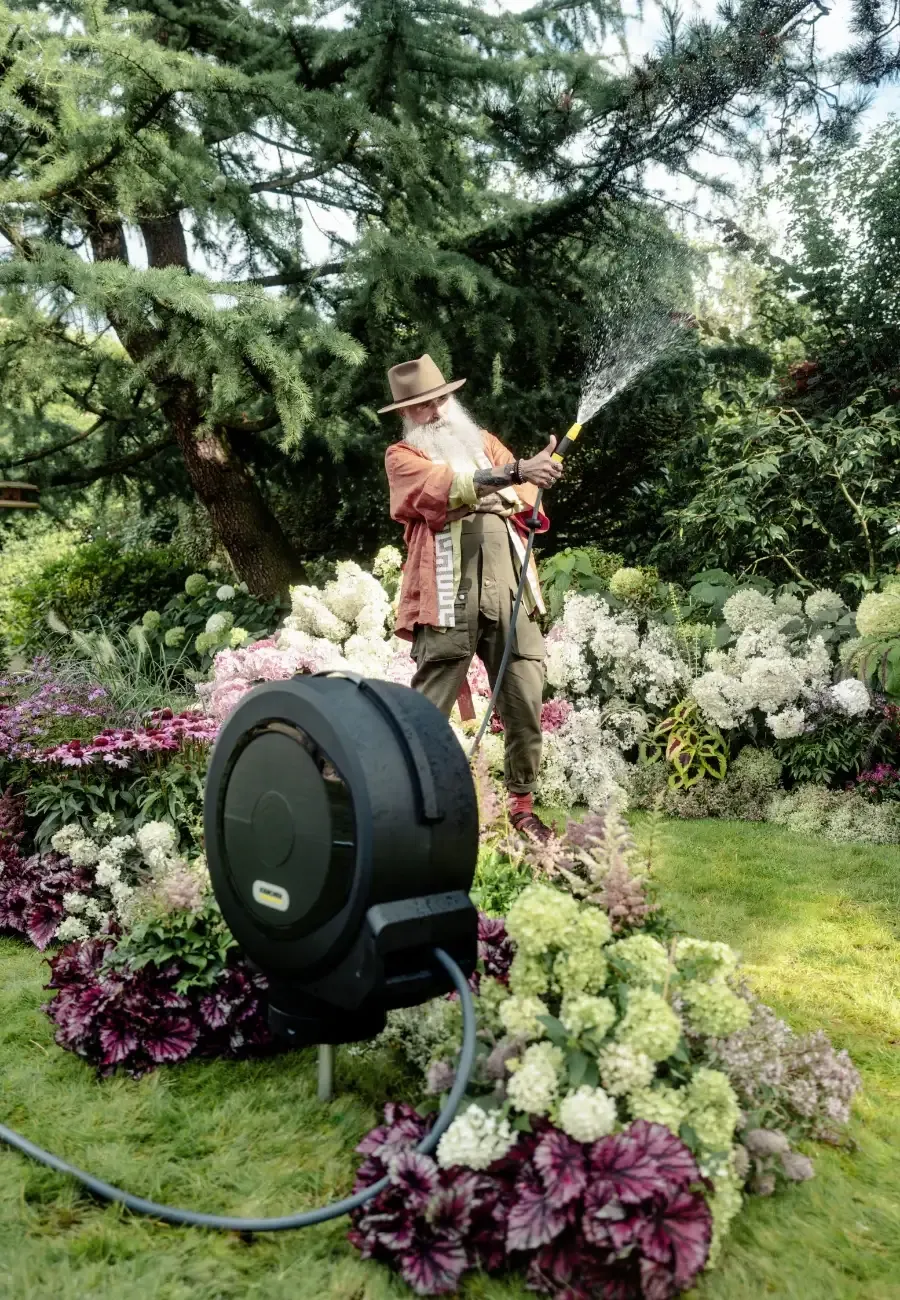 Masterpiece Kampagnenmotiv Claude Monet Look-a-like im Garten mit Produkt