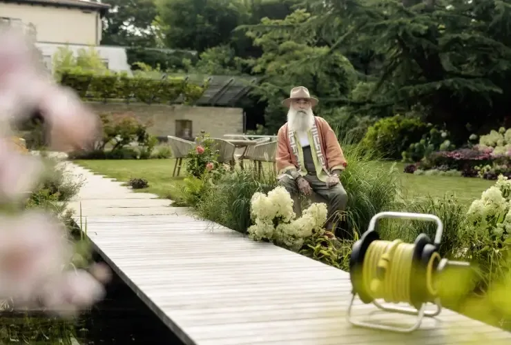 Masterpiece Kampagnenmotiv Claude Monet Look-a-like im Garten mit Produkt
