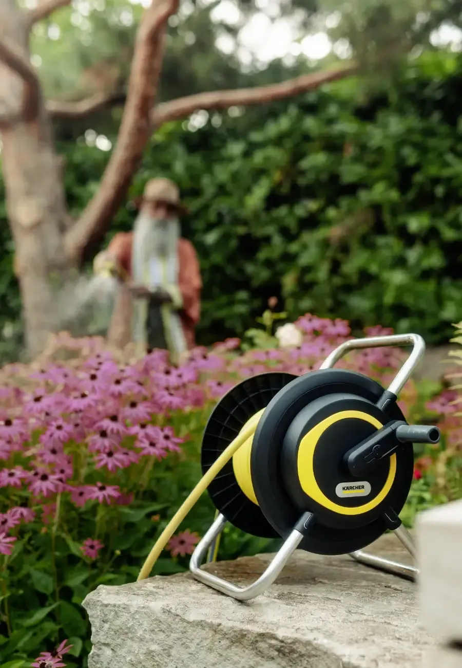 Masterpiece Kampagnenmotiv Claude Monet Look-a-like im Garten mit Produkt