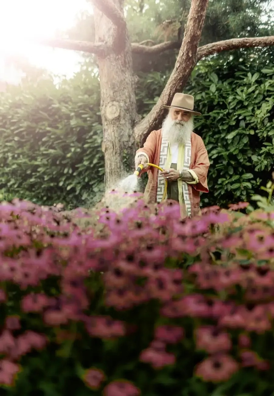 Claude Monet Look-a-like im Garten beim Einsatz des Produkts