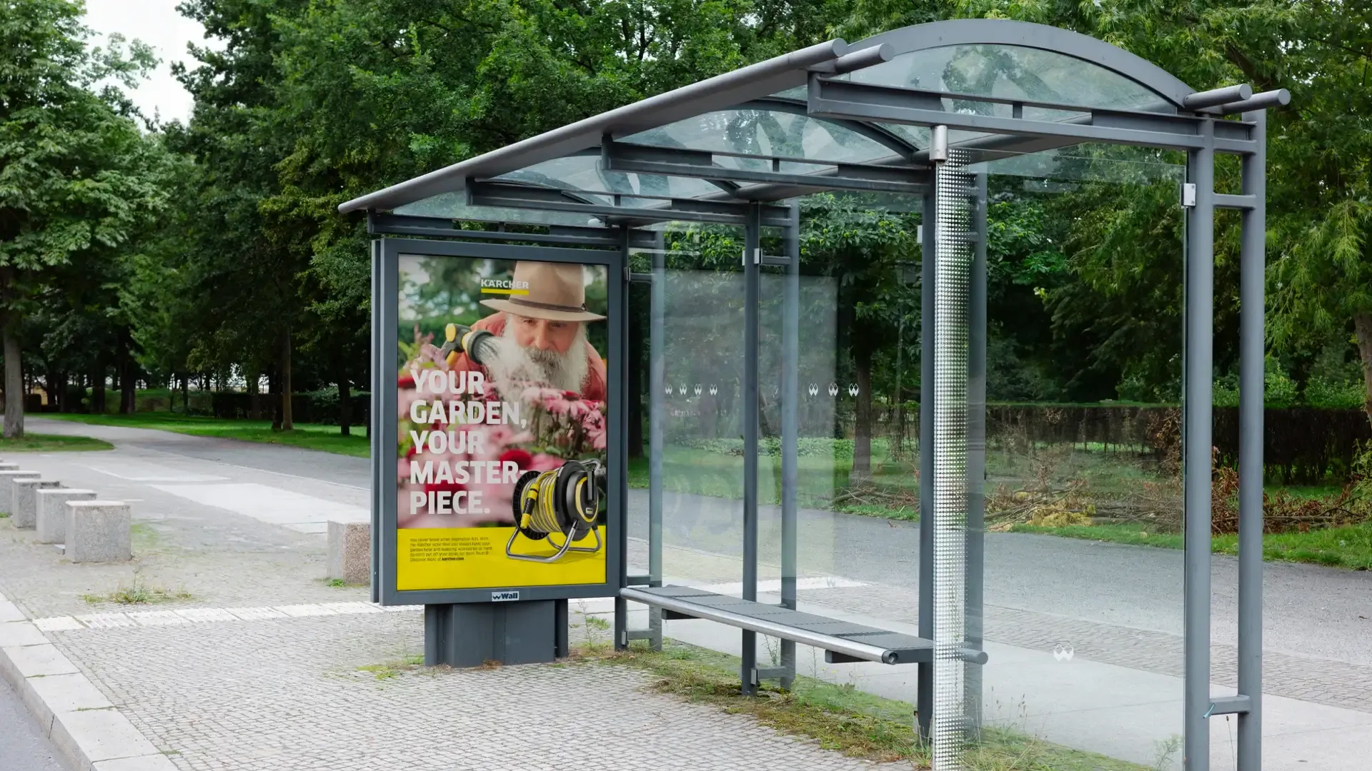 Plakat an Bushaltestelle