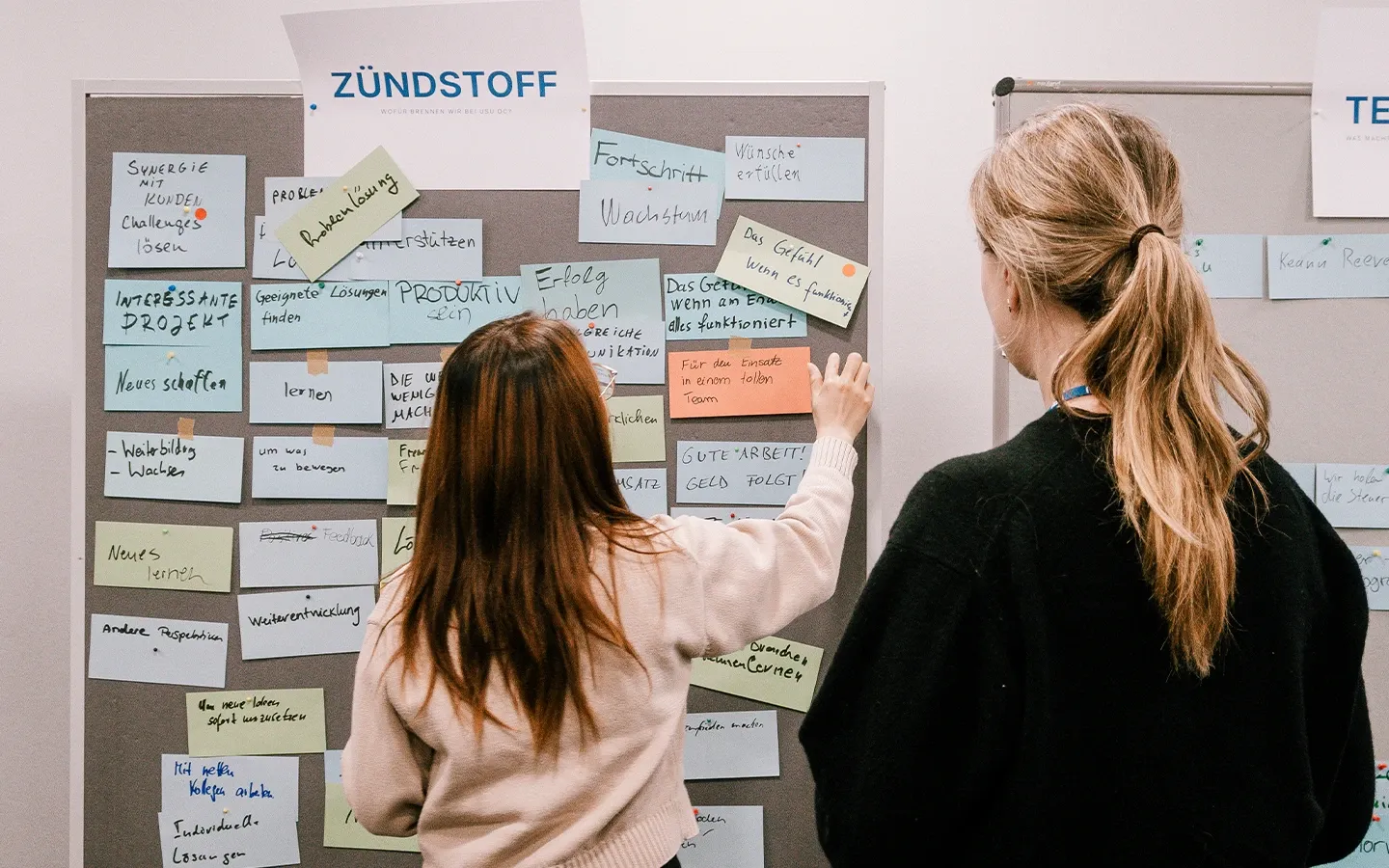 Workshop-Situation an einer Wand mit Buzzwords