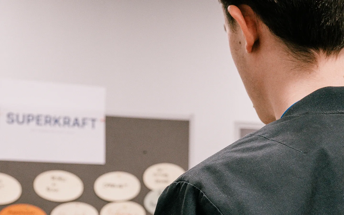 Workshop-Situation an einer Wand mit Buzzwords