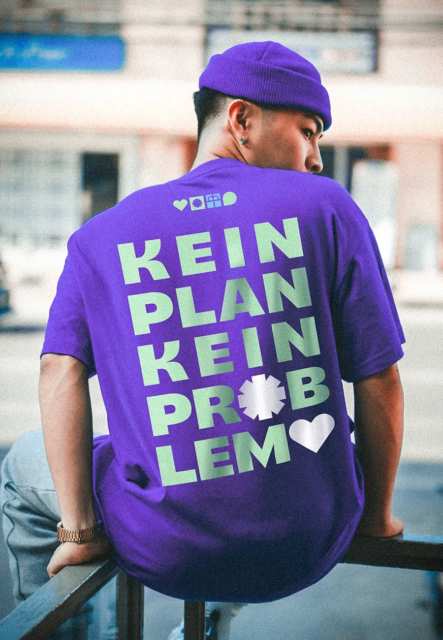Gebrandetes T-Shirt mit plakativer Typografie