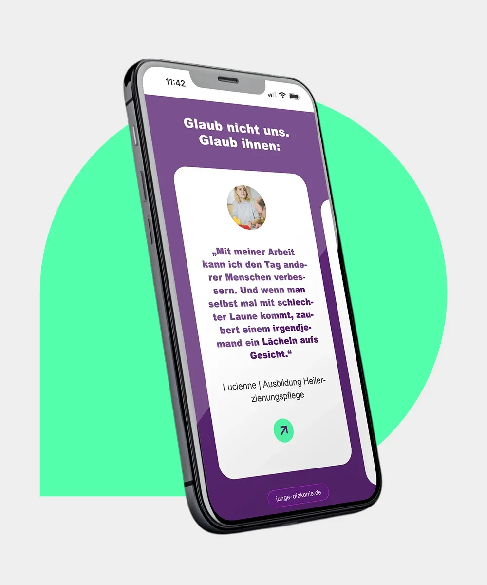 Grafik mit farbigem Hintergrund auf dem ein Smartphone mit Website Ansicht platziert wurde