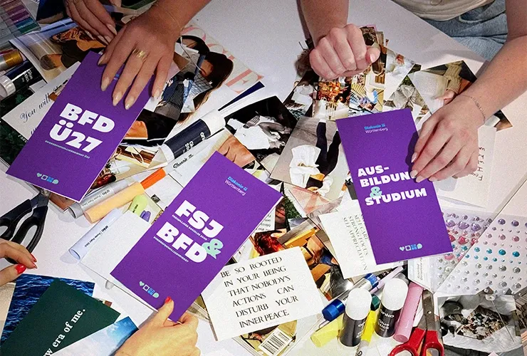 Flyer in Händen gehalten