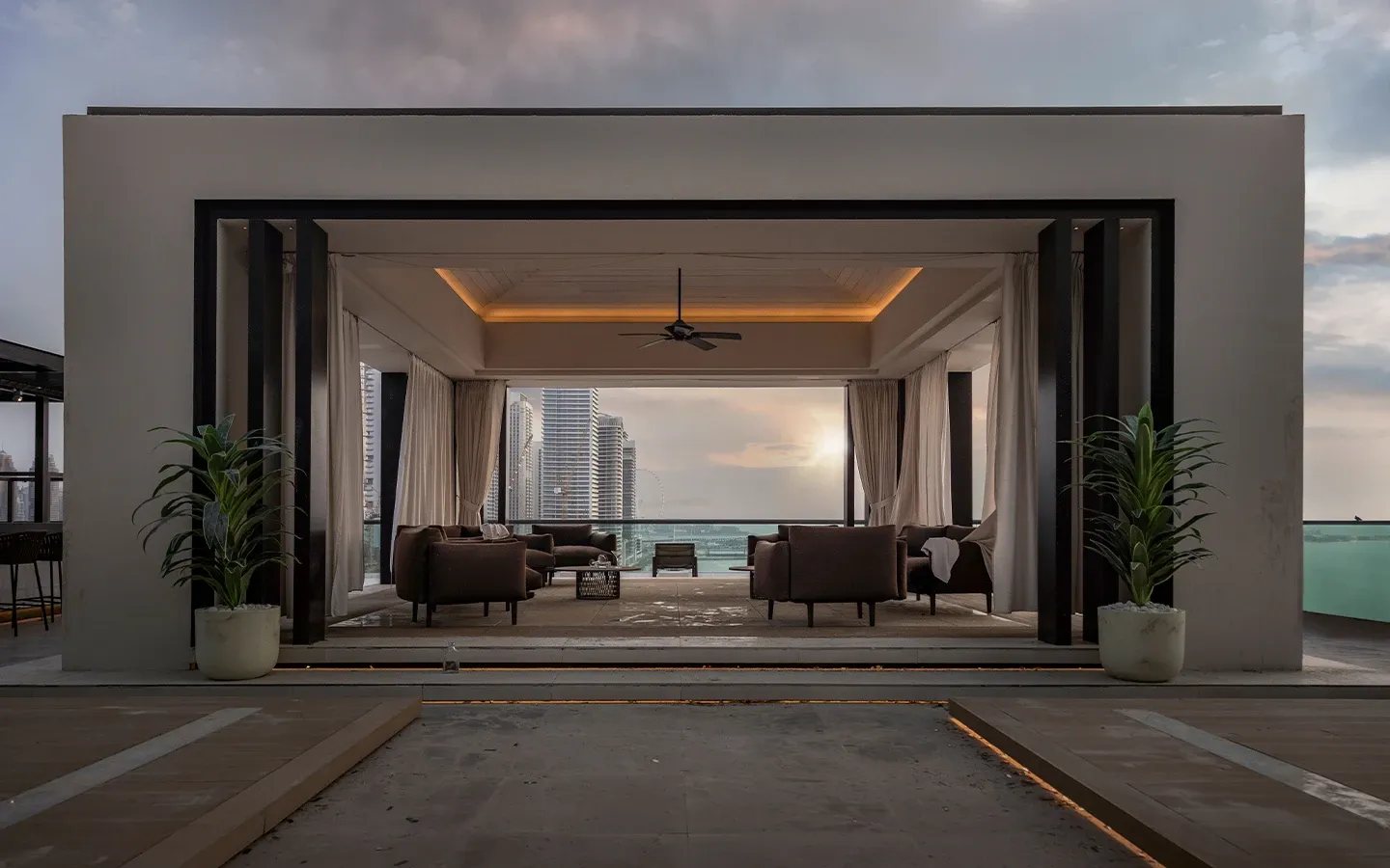 Rooftopbereich eines Hotels in Dubai