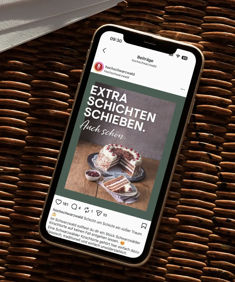 Smartphone mit einem Social Media Post der Kampagne auf dem Display