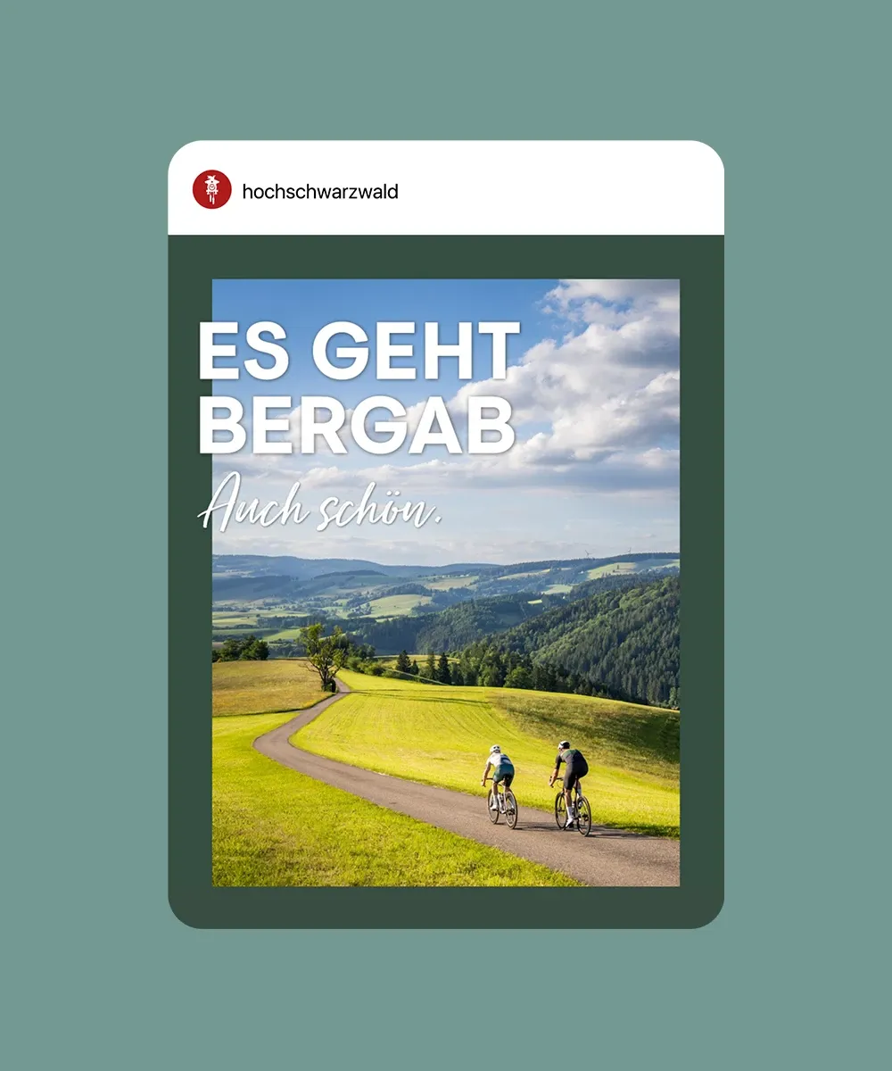 Social Media Post mit der Headline: Es geht bergab. Auch schön. Auf einem Motiv mit abfallender Radstrecke.